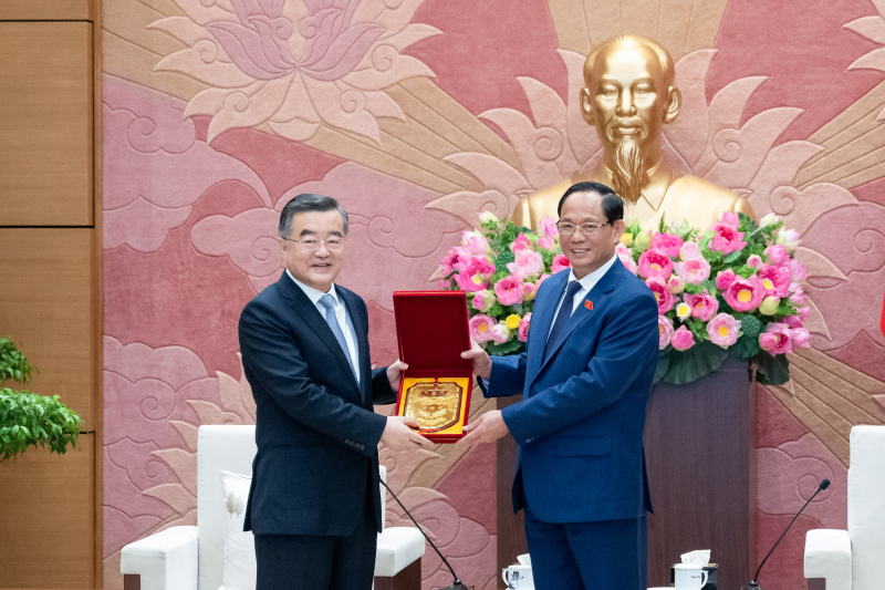 Phó Chủ tịch Quốc hội Trần Quang Phương tặng quà lưu niệm Phó Ủy viên trưởng Ủy ban Thường vụ Đại hội Đại biểu Nhân dân toàn quốc Trung Quốc Trương Khánh Vĩ